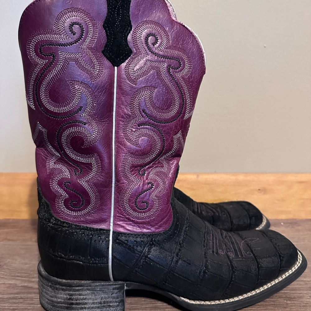 Ariat Cowboy boots fits women’s 9.5